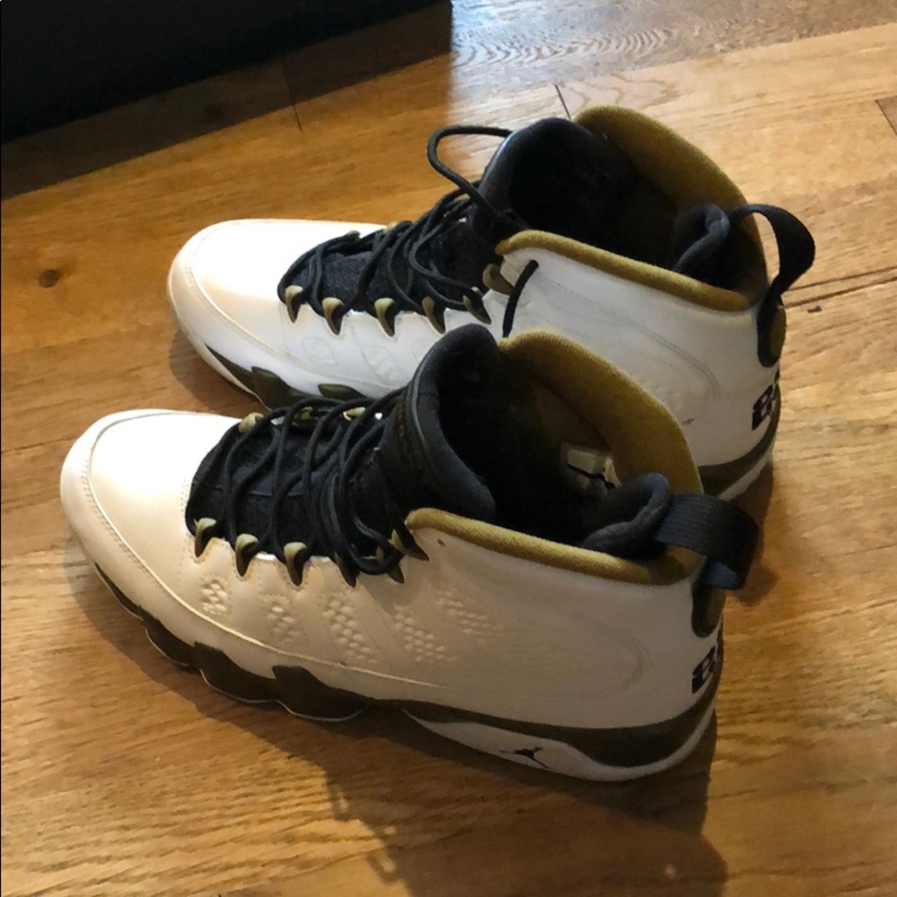 Air jordan 9 statue